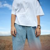 Frau in oversized Jeans und weißem Shirt