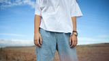 Frau in oversized Jeans und weißem Shirt
