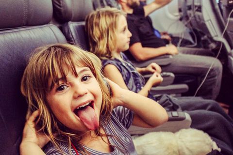 Kinder im Flugzeug