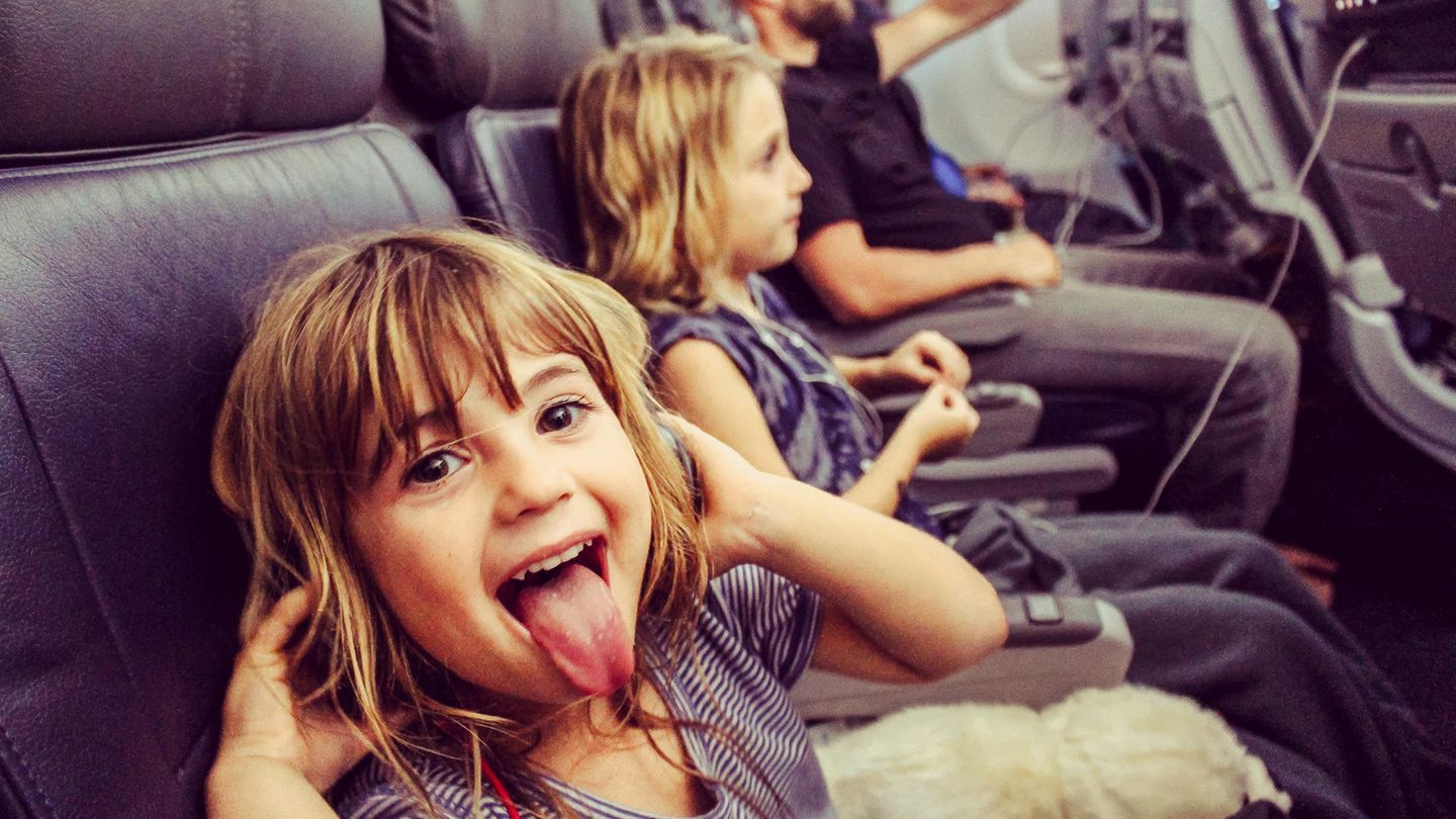 Kinder im Flugzeug