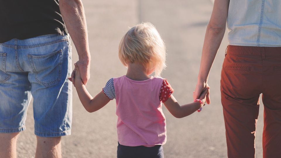 2,4 Milliarden Euro Budget: Garantiebetrag, Anträge, Kritik – was Sie jetzt über die Kindergrundsicherung wissen sollten
