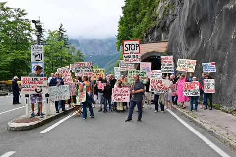 Protestierende in Hallstatt vor einem Straßentunnel