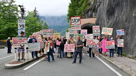 Protestierende in Hallstatt vor einem Straßentunnel