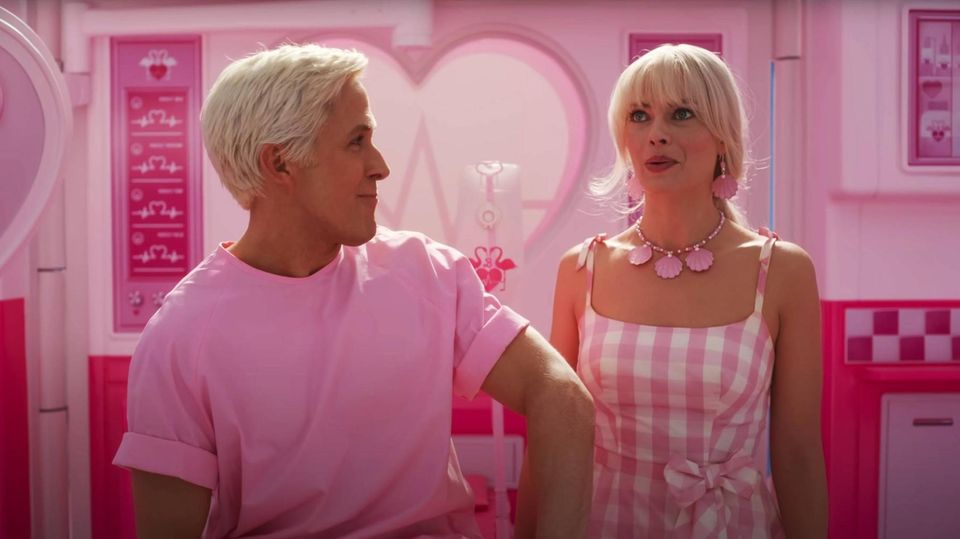 Szene aus dem Barbie-Film mit Ryan Gosling und Margot Robbie