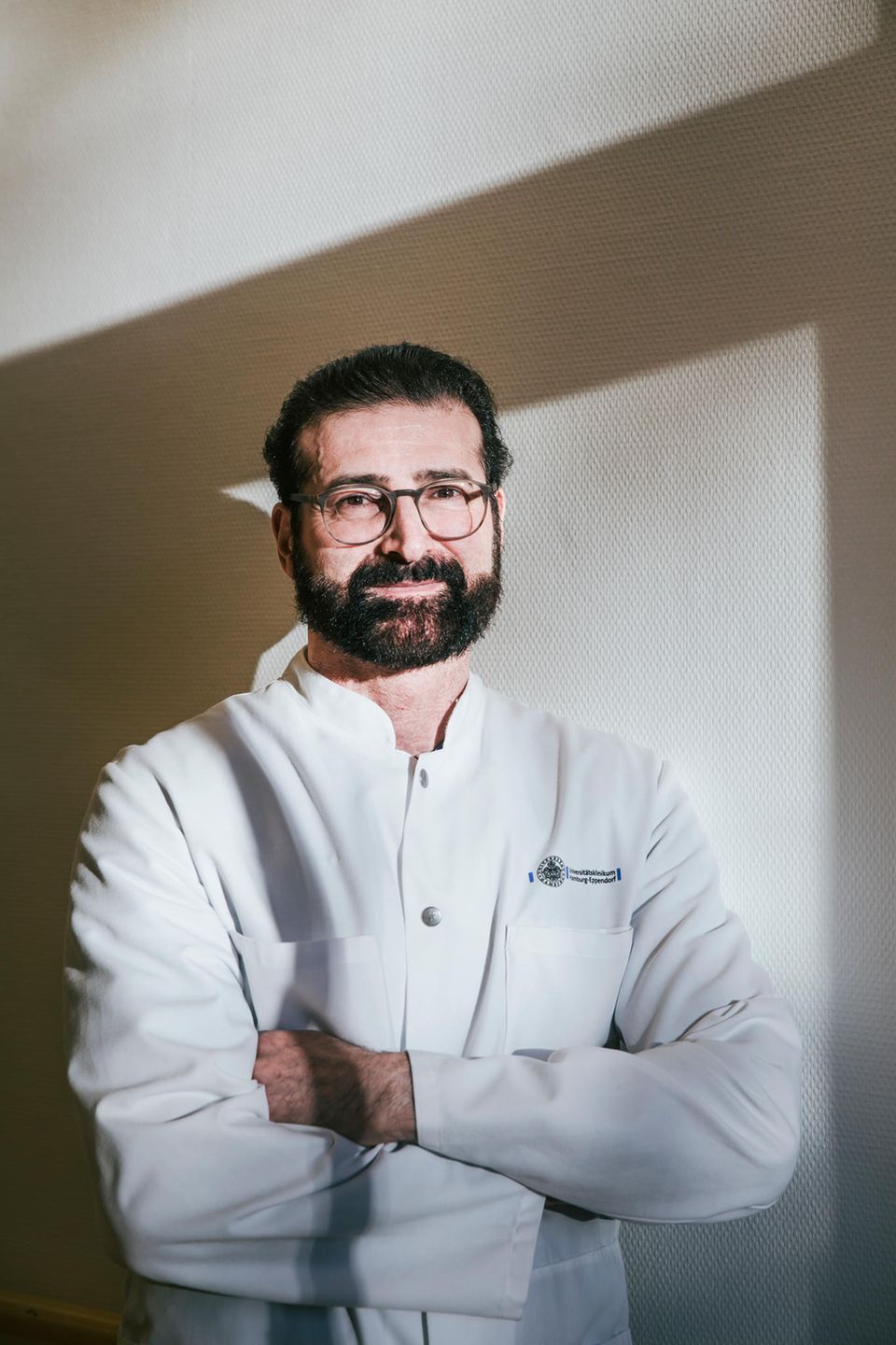 Prof. Dr. med. Frank Sommer Ein Mann mit dunklen Haaren und Bart und Brille im Arztkitel