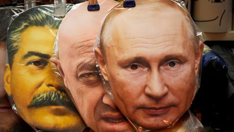 Ein Souvenirladen in St. Petersburg verkauft Gesichtsmasken, die Stalin, Prigoschin und Putin darstellen (v.l.)