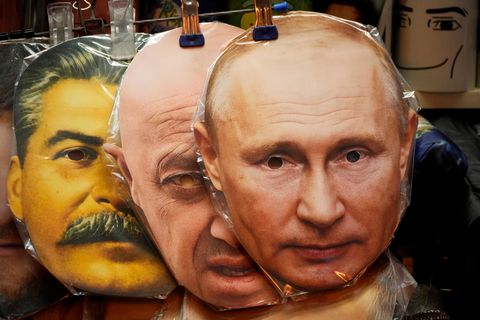 Ein Souvenirladen in St. Petersburg verkauft Gesichtsmasken, die Stalin, Prigoschin und Putin darstellen (v.l.)