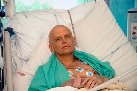 Ein Mann im Krankenhausbett
