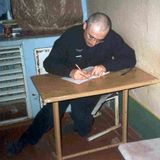 Chodorkowskij an einem kleinen Schreibtisch