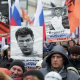 Demo mit Plakaten von Boris Nemzow