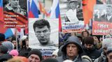 Demo mit Plakaten von Boris Nemzow