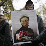 Mann mit einem Bild der toten Journalistin