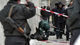 Ein toter Mann und Blut am Boden, drumherum Polizei und Absperrband