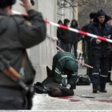 Ein toter Mann und Blut am Boden, drumherum Polizei und Absperrband