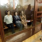 Drei Frauen in einer Zelle