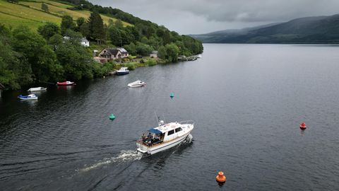 Ein Boot fährt auf dem See "Loch Ness"
