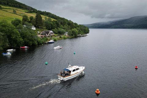 Ein Boot fährt auf dem See "Loch Ness"