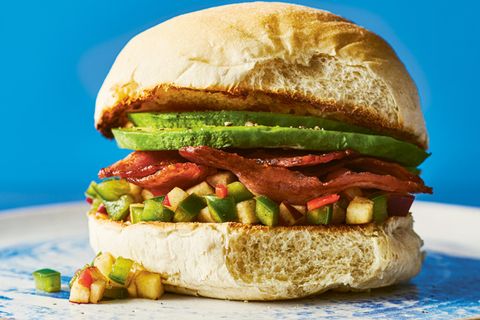 Toast it: Bacon-Brötchen mit Avocado und grünem Paprika-Relish