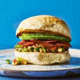 Toast it: Bacon-Brötchen mit Avocado und grünem Paprika-Relish