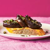Toast it: Balsamico-Auberginen mit Kürbiskernen auf Chili-Brot