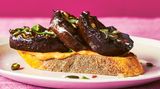 Toast it: Balsamico-Auberginen mit Kürbiskernen auf Chili-Brot