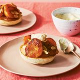 Toast it: Aprikosen, Mandeln und Clotted Cream auf englischem Muffin