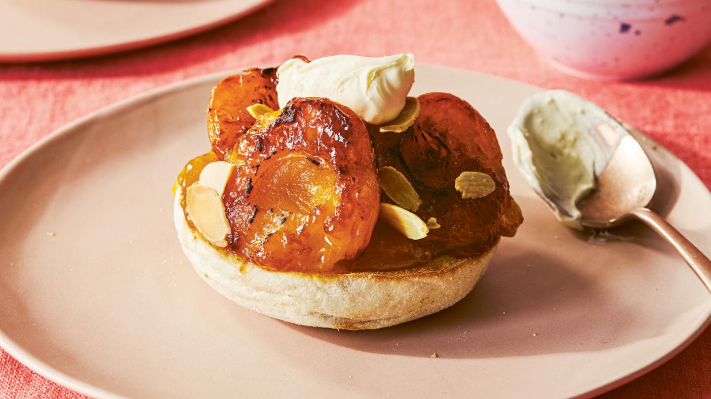 Toast it: Aprikosen, Mandeln und Clotted Cream auf englischem Muffin