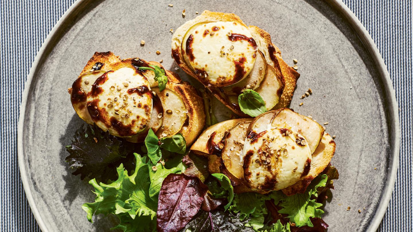 Toast it: Ziegenkäse, Birne und Balsamico auf Baguette