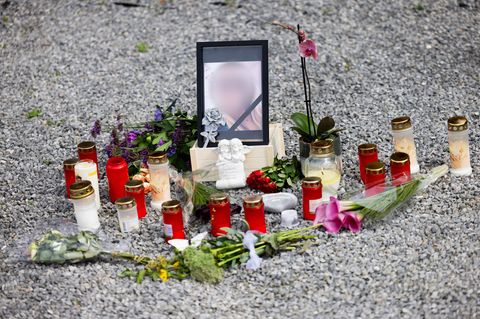 Blumen, Kerzen und ein Foto, das Dorota G. zeigt, stehen vor dem Haus, in dem sie mit ihrem Ehemann gelebt hat