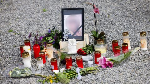 Blumen, Kerzen und ein Foto, das Dorota G. zeigt, stehen vor dem Haus, in dem sie mit ihrem Ehemann gelebt hat