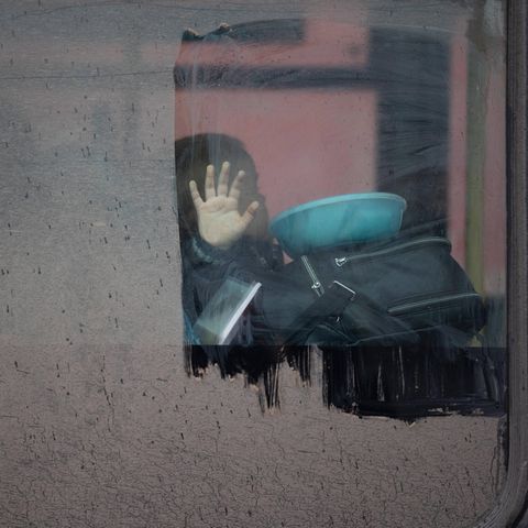 Ein Kind wird mit einem Bus in der Ukraine evakuiert (Archivfoto)