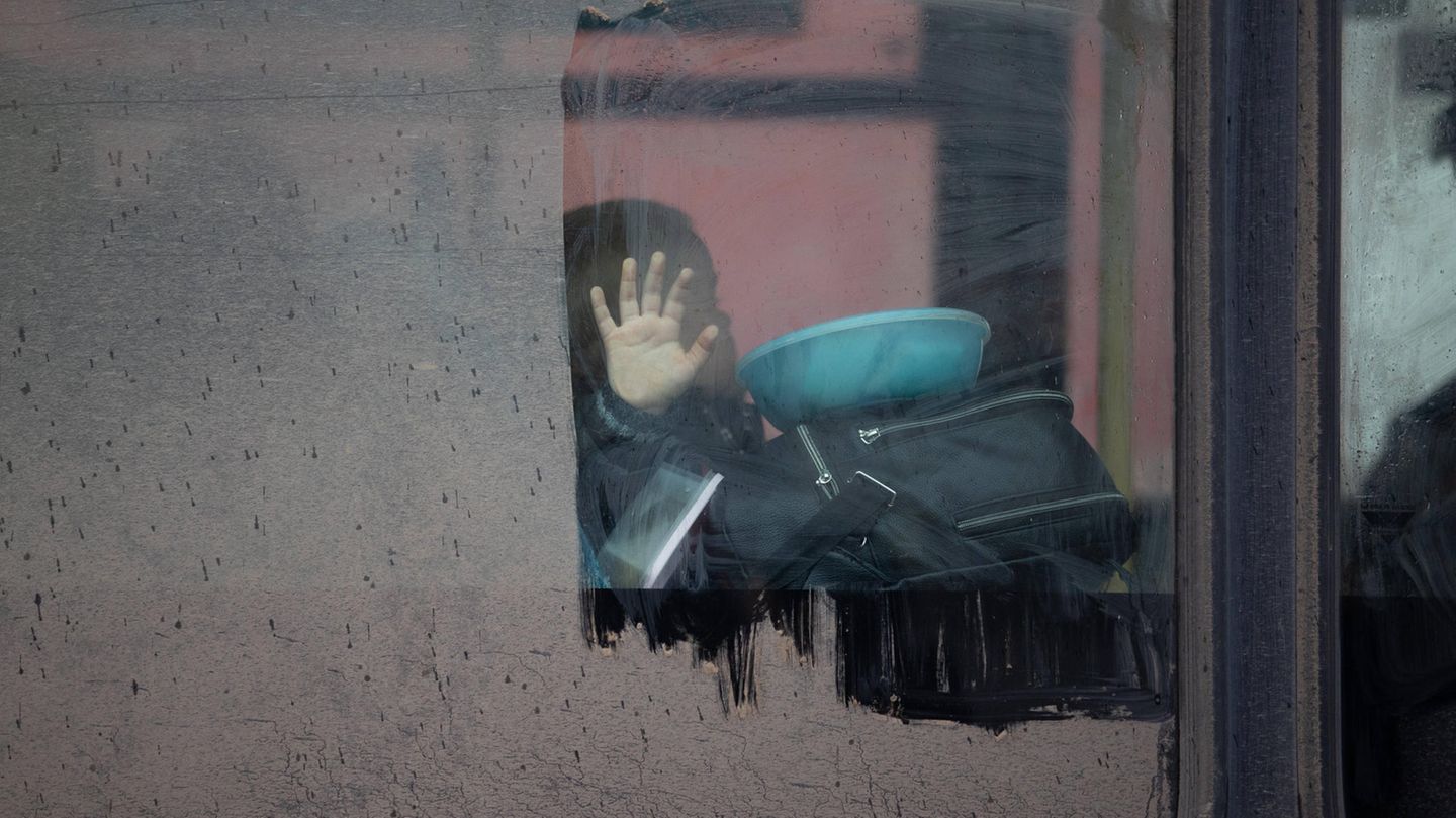 Ein Kind wird mit einem Bus in der Ukraine evakuiert (Archivfoto)
