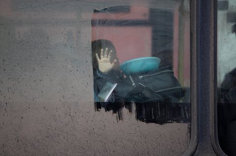 Ein Kind wird mit einem Bus in der Ukraine evakuiert (Archivfoto)