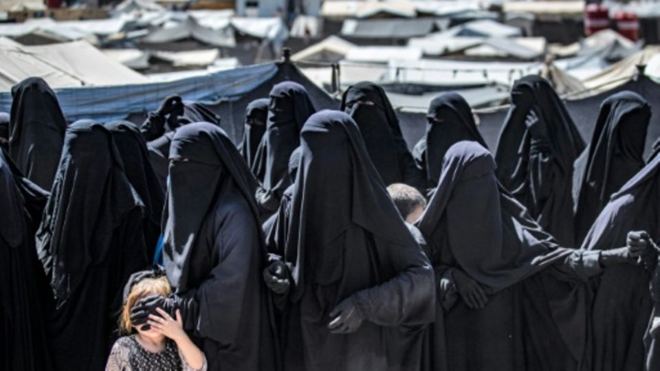 Weibliche frühere IS-Mitglieder in kurdischem Lager
