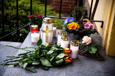 Am Tatort liegen Blumen und Kerzen
