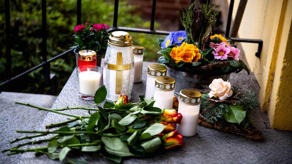 Am Tatort liegen Blumen und Kerzen