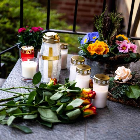 Am Tatort liegen Blumen und Kerzen