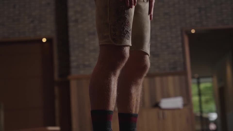 Video: "Ja, sind ein bisschen eng" - Harry Kane beim Lederhosen-Posen