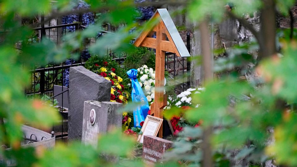 Blumen auf dem Grab des Chefs der Wagner-Gruppe, Jewgeni Prigoschin, nach seiner Beerdigung auf dem Friedhof Porochowskoje