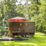 In diesem Bienenwagen im Schwarzwald leben fünf Bienenvölker. Wer möchte, kann sich für seinen Urlaub zu ihnen gesellen und die Nacht neben den summenden Insekten verbringen. Vor einem Bienenstich muss man sich hier allerdings nicht fürchten, denn die Bienen sind natürlich getrennt vom Gästebereich. 