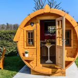 In 620 Metern Höhe, auf dem Liebelsberg im Schwarzwald, können Urlauber in einem riesigen Fass schlafen. Die ungewöhnliche Unterkunft hat alles, was man für eine entspannte Nacht braucht und befindet sich auf einem Campingplatz mit guter Infrastruktur inklusive Freibad und Grillplatz. 