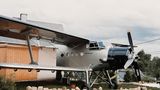 Haben Sie schon einmal in einem Flugzeug übernachtet? In Sachsen ist das möglich. Das alte Flugzeug wurde in eine kleine Ferienwohnung inklusive Bett und kleiner Küche verwandelt. Im Cockpit können die Gäste außerdem auf einem Flugsimulator ihr eigenes Flugtalent unter Beweis stellen. Eine Voraussetzung für die Übernachtung im Flieger gibt es allerdings: Die Gäste dürfen nicht größer als 1,90 Meter sein und nicht mehr als 100 Kilogramm wiegen. 