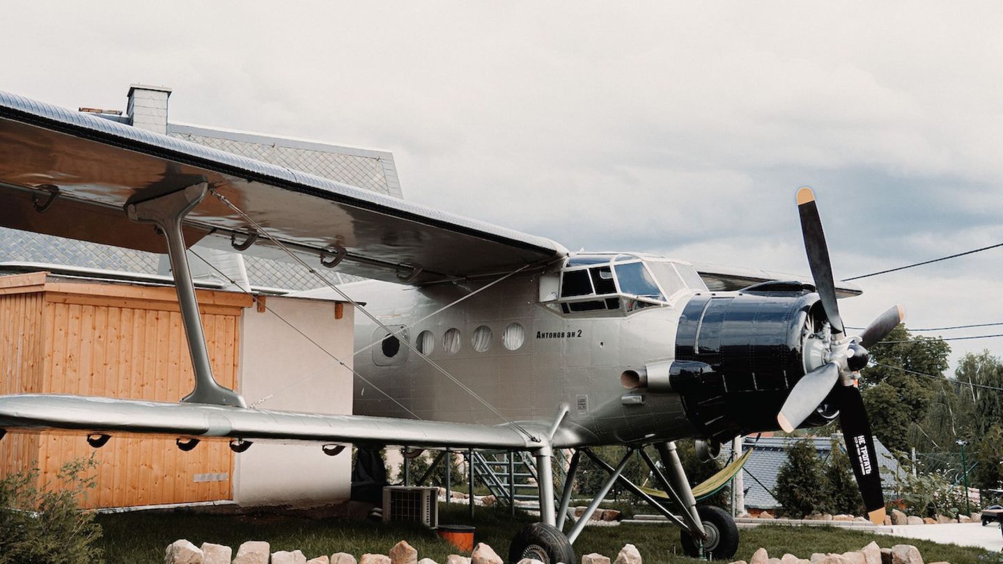 Haben Sie schon einmal in einem Flugzeug übernachtet? In Sachsen ist das möglich. Das alte Flugzeug wurde in eine kleine Ferienwohnung inklusive Bett und kleiner Küche verwandelt. Im Cockpit können die Gäste außerdem auf einem Flugsimulator ihr eigenes Flugtalent unter Beweis stellen. Eine Voraussetzung für die Übernachtung im Flieger gibt es allerdings: Die Gäste dürfen nicht größer als 1,90 Meter sein und nicht mehr als 100 Kilogramm wiegen. 
