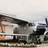 Haben Sie schon einmal in einem Flugzeug übernachtet? In Sachsen ist das möglich. Das alte Flugzeug wurde in eine kleine Ferienwohnung inklusive Bett und kleiner Küche verwandelt. Im Cockpit können die Gäste außerdem auf einem Flugsimulator ihr eigenes Flugtalent unter Beweis stellen. Eine Voraussetzung für die Übernachtung im Flieger gibt es allerdings: Die Gäste dürfen nicht größer als 1,90 Meter sein und nicht mehr als 100 Kilogramm wiegen. 