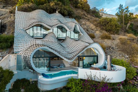 Die Villa del Acantilado bei Granada in Spanien sieht aus, wie ein Haus aus einer anderen Welt. Die einzigartige Architektur der Ferienunterkunft ist nicht ihre einzige Besonderheit. Das Haus wurde in den Berg integriert, sodass die Steine die Temperatur im Haus positiv beeinflussen. Und die moderne Einrichtung wurde fast ausschließlich aus regionalen Produkten angefertigt. 