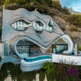 Die Villa del Acantilado bei Granada in Spanien sieht aus, wie ein Haus aus einer anderen Welt. Die einzigartige Architektur der Ferienunterkunft ist nicht ihre einzige Besonderheit. Das Haus wurde in den Berg integriert, sodass die Steine die Temperatur im Haus positiv beeinflussen. Und die moderne Einrichtung wurde fast ausschließlich aus regionalen Produkten angefertigt. 