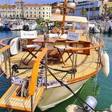 Hausboote gibt es mittlerweile viele – und dennoch gibt es schwimmende Ferienunterkünfte, die rausstechen. Zum Beispiel das Hausboot "La Ornella” an der Côte d'Azur in Frankreich. Das Besondere an dem Boot sind die zwei offenen und überdachten Terrassen, die für insgesamt vier Gäste eine echte Ruheoase bieten. 