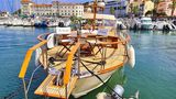 Hausboote gibt es mittlerweile viele – und dennoch gibt es schwimmende Ferienunterkünfte, die rausstechen. Zum Beispiel das Hausboot "La Ornella” an der Côte d'Azur in Frankreich. Das Besondere an dem Boot sind die zwei offenen und überdachten Terrassen, die für insgesamt vier Gäste eine echte Ruheoase bieten. 