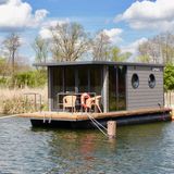 Das Hausboot "Schwanennest" liegt ganz allein an einem See in der Südoststeiermark in Österreich. Die Gäste können in Ruhe die Natur genießen und haben die Seenplatte ganz für sich allein – auch, wenn sie nur auf der Terrasse sitzen und den Ausblick der einmaligen Unterkunft genießen wollen. 