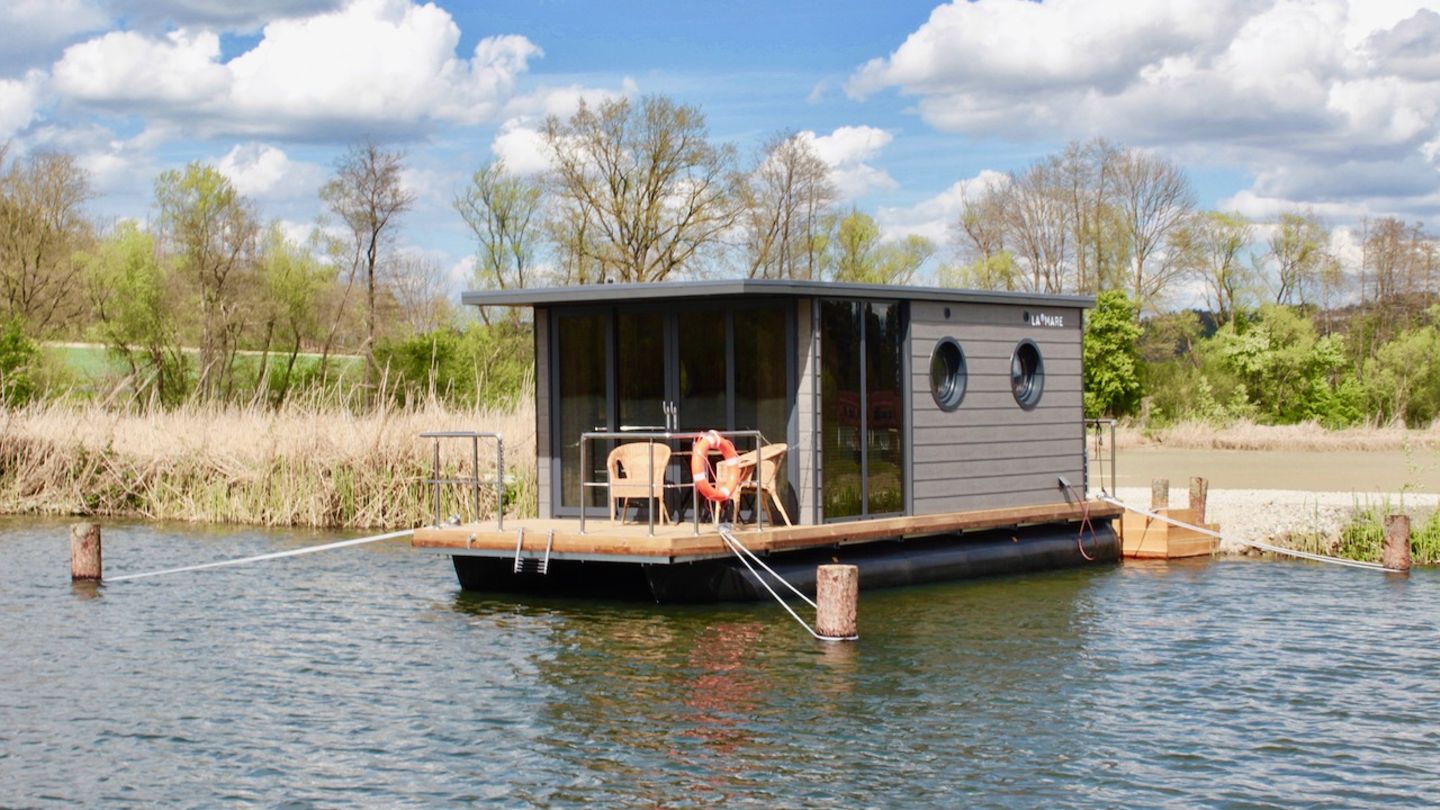 Das Hausboot "Schwanennest" liegt ganz allein an einem See in der Südoststeiermark in Österreich. Die Gäste können in Ruhe die Natur genießen und haben die Seenplatte ganz für sich allein – auch, wenn sie nur auf der Terrasse sitzen und den Ausblick der einmaligen Unterkunft genießen wollen. 